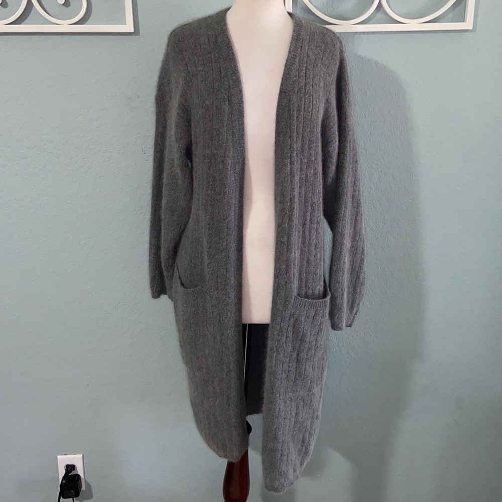 Like new vintage Richard & Company lamb’s Wool & angora Cardigan Sweater